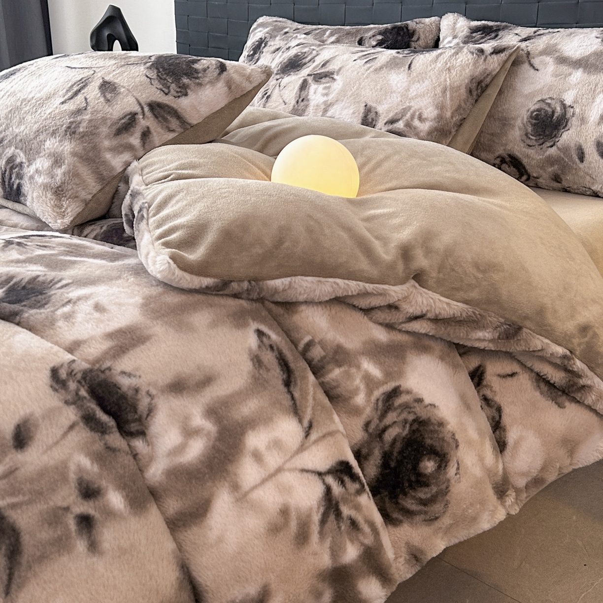 91家纺网 家纺一手货源 找家纺 酱子 2025新款美拉德系兔绒印花四件套 韵赫浅玫