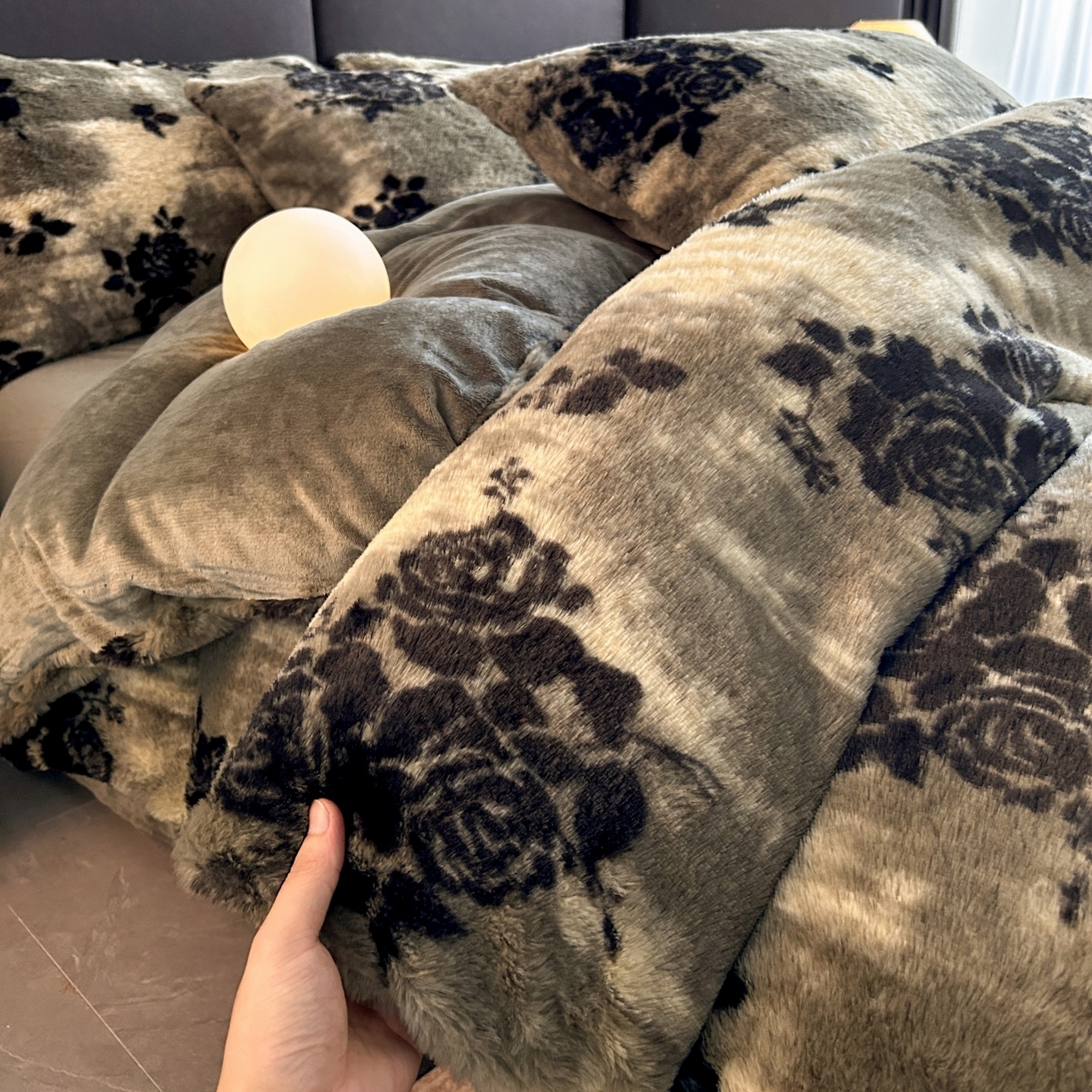 酱子 2025新款美拉德系兔绒印花四件套 黑影玫瑰