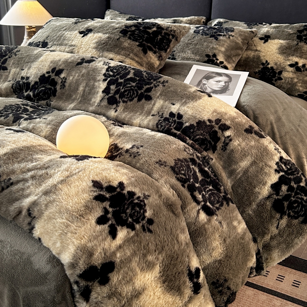 91家纺网 家纺一手货源 找家纺 酱子 2025新款美拉德系兔绒印花四件套 黑影玫瑰