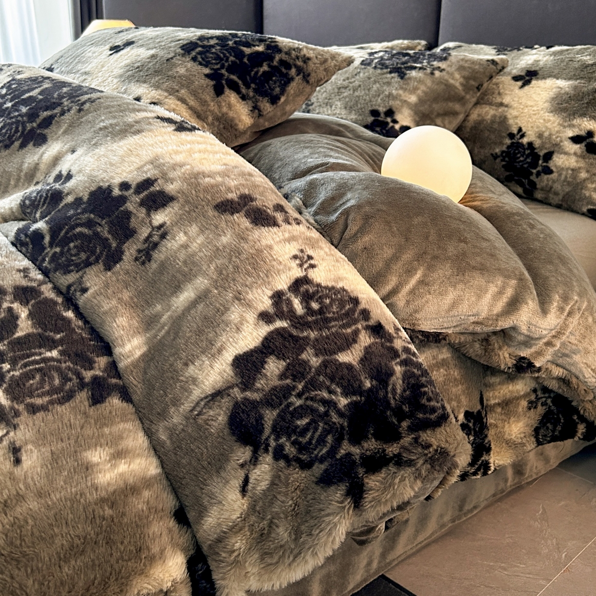 91家纺网 家纺一手货源 找家纺 酱子 2025新款美拉德系兔绒印花四件套 黑影玫瑰