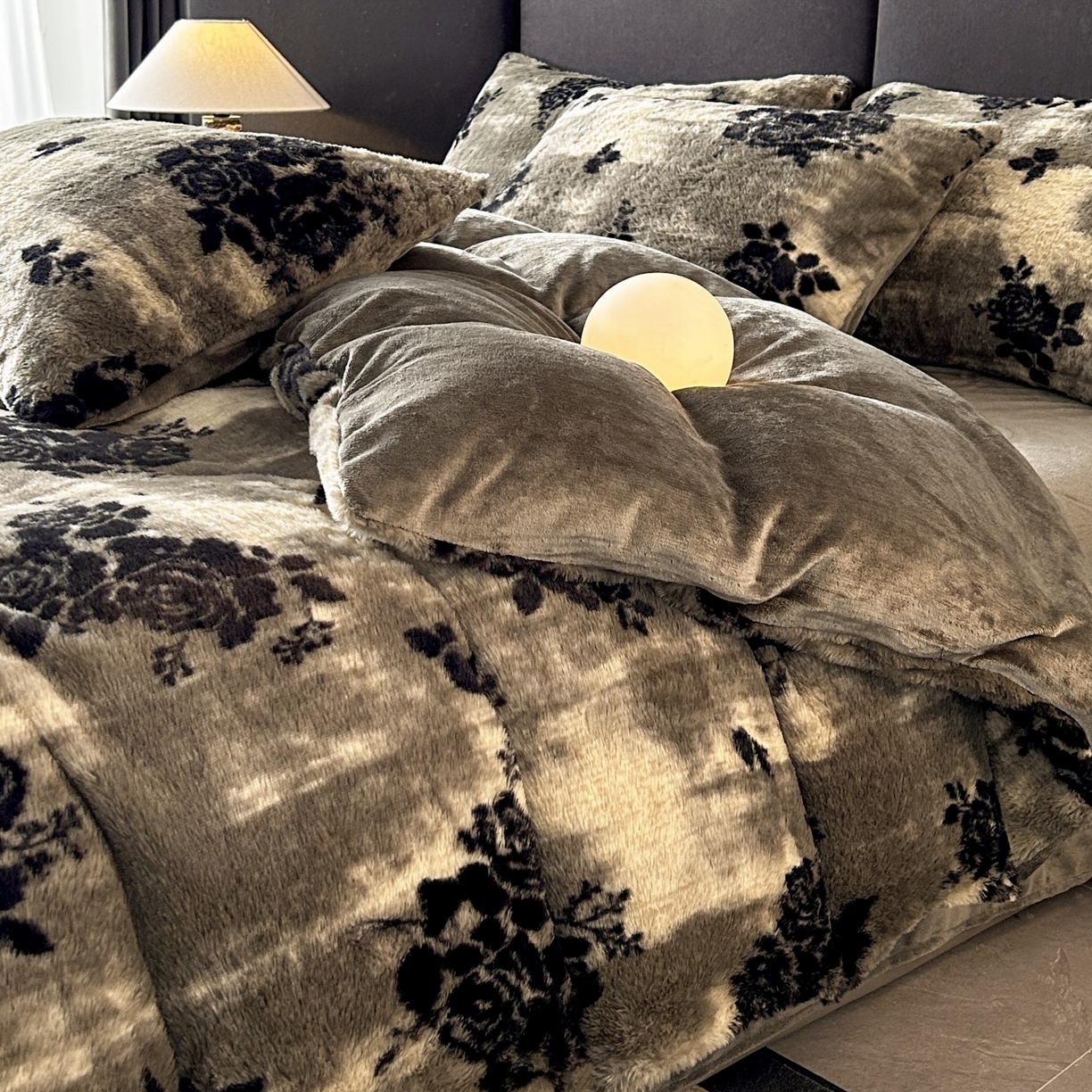 91家纺网 家纺一手货源 找家纺 酱子 2025新款美拉德系兔绒印花四件套 黑影玫瑰