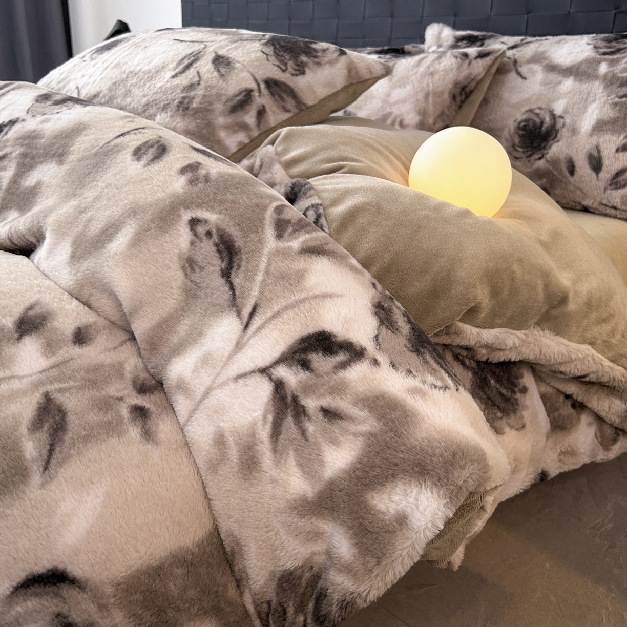 91家纺网 家纺一手货源 找家纺 酱子 2025新款美拉德系兔绒印花四件套 韵赫浅玫