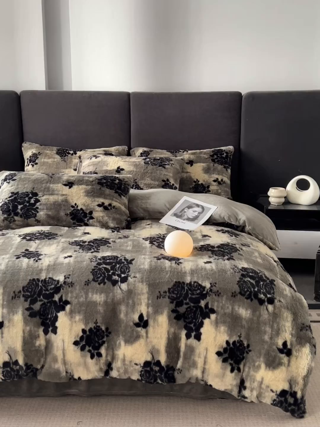 91家纺网 家纺一手货源 找家纺 酱子 2025新款美拉德系兔绒印花四件套 黑影玫瑰