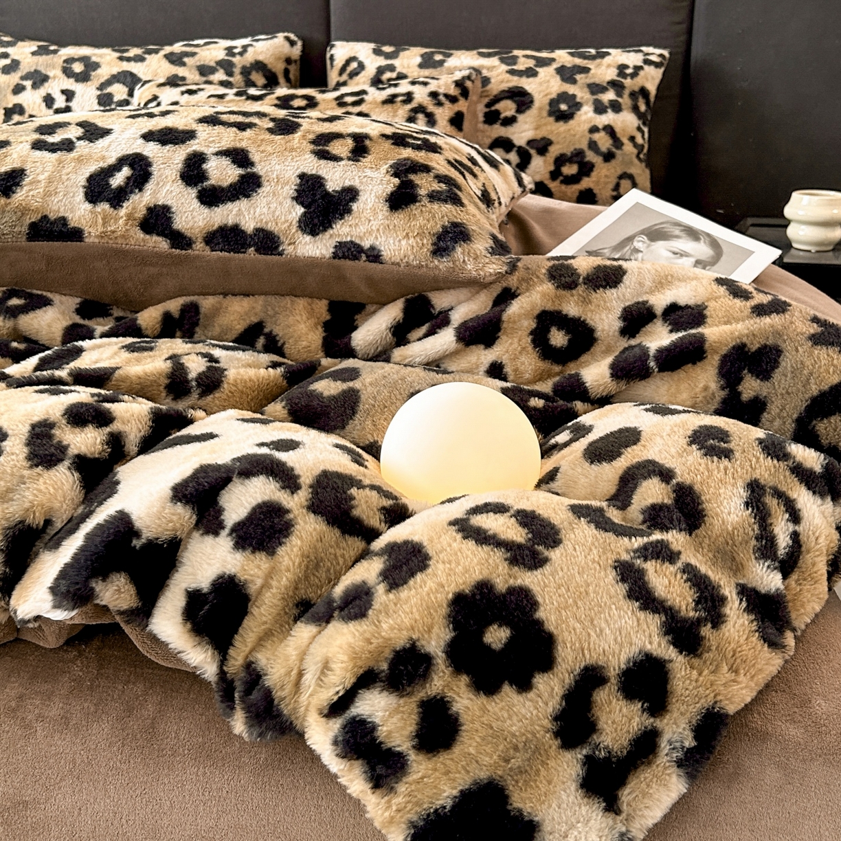 91家纺网 家纺一手货源 找家纺 酱子 2025新款美拉德系兔绒印花四件套 墨斑幻花