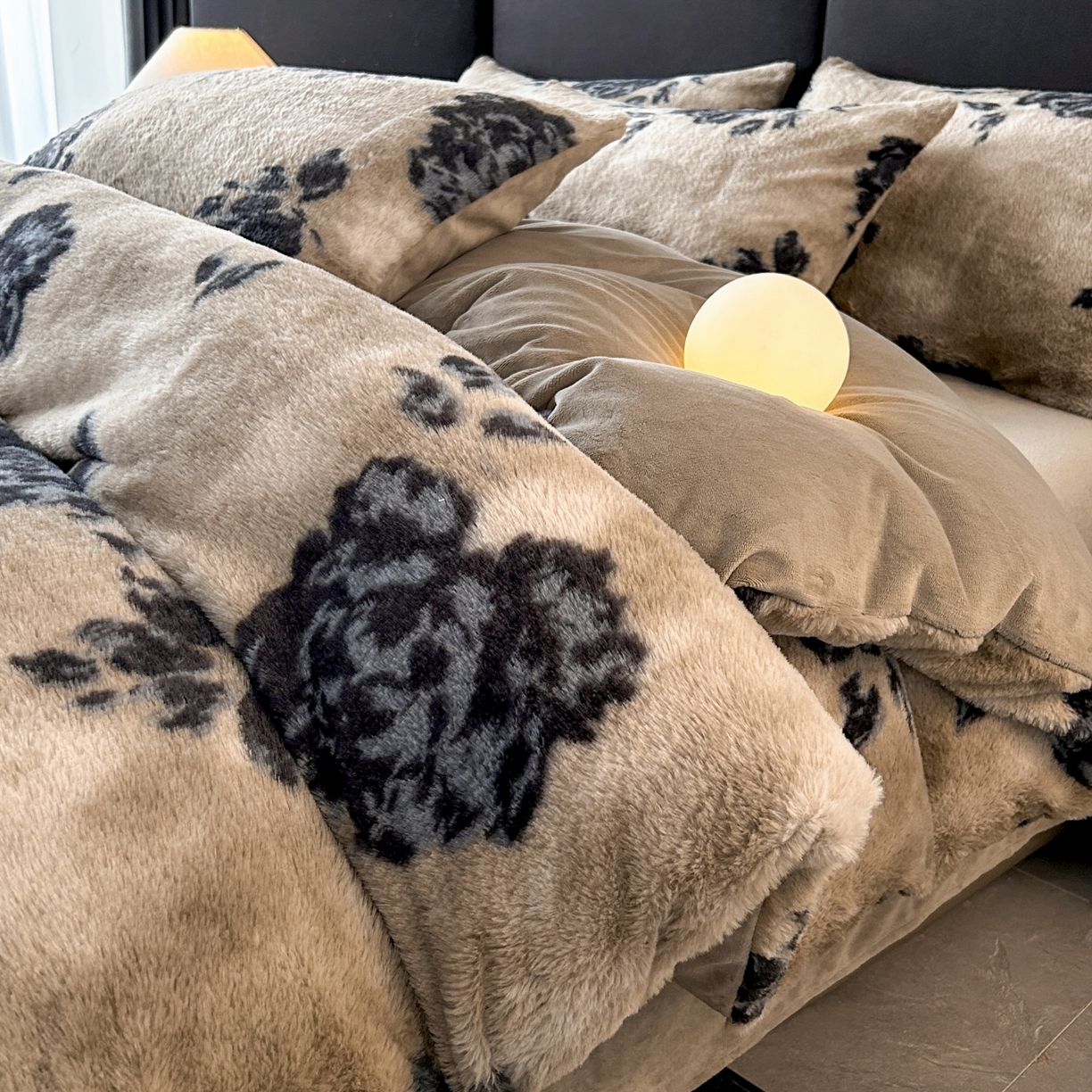 91家纺网 家纺一手货源 找家纺 酱子 2025新款美拉德系兔绒印花四件套 墨影墨玫