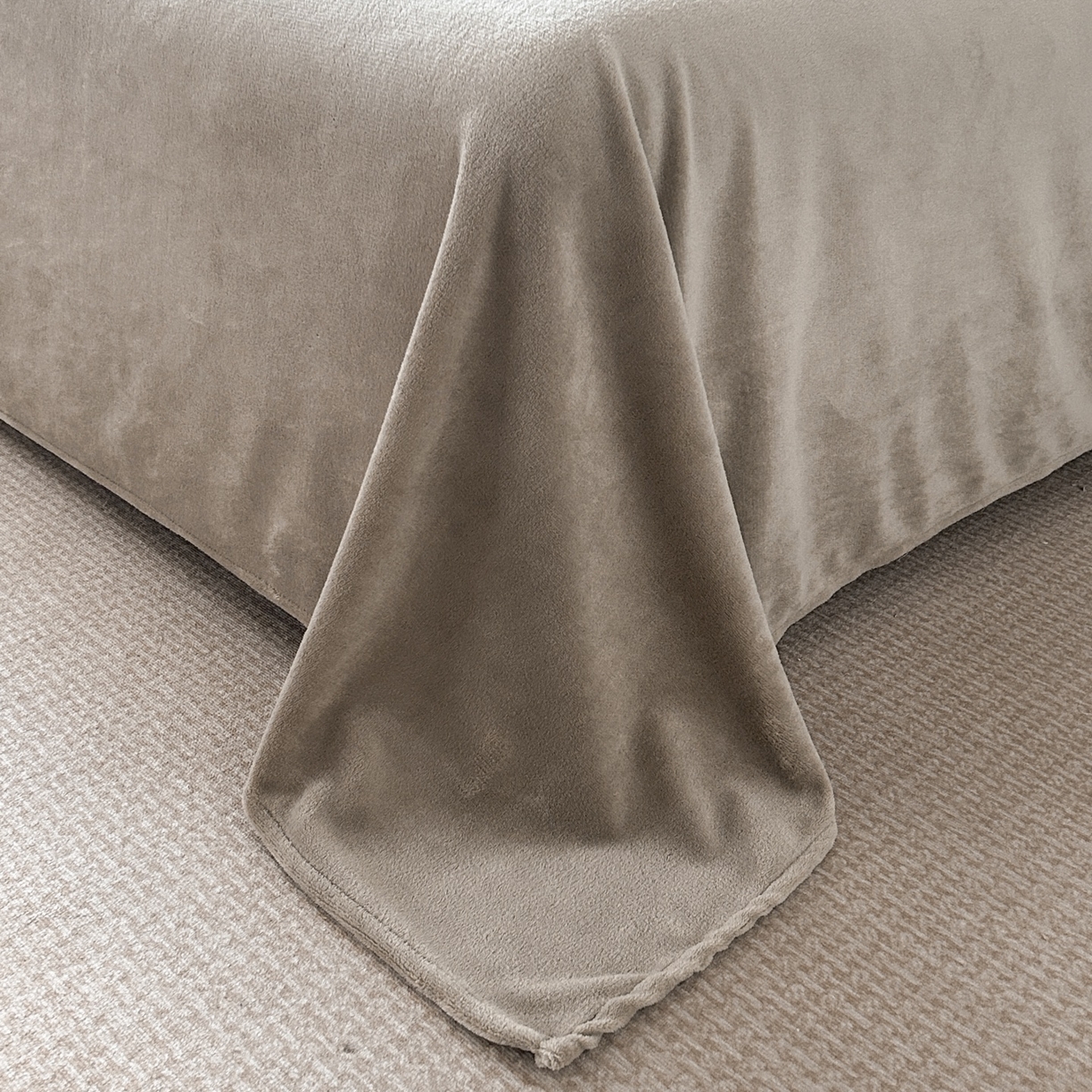 91家纺网 家纺一手货源 找家纺 酱子 2025新款美拉德系兔绒印花四件套 墨影墨玫