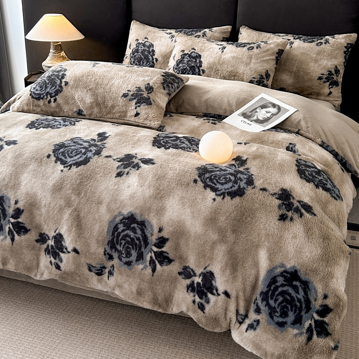 91家纺网 家纺一手货源 找家纺 酱子 2025新款美拉德系兔绒印花四件套 墨影墨玫