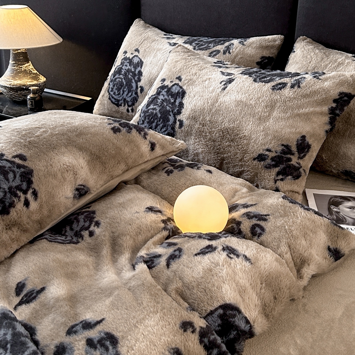 91家纺网 家纺一手货源 找家纺 酱子 2025新款美拉德系兔绒印花四件套 墨影墨玫