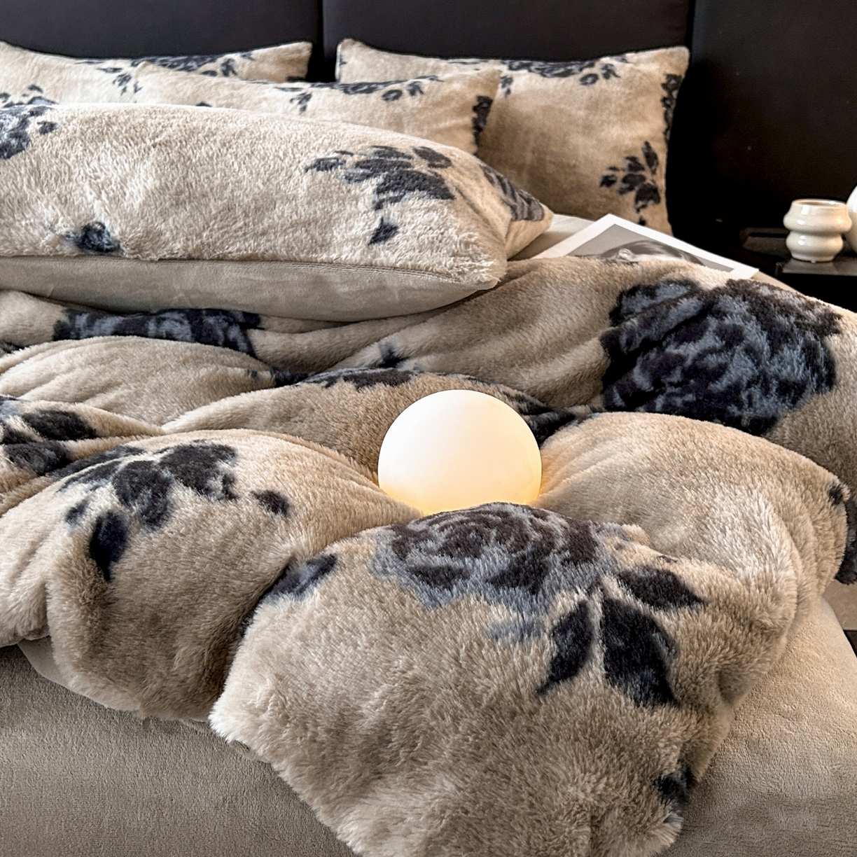 91家纺网 家纺一手货源 找家纺 酱子 2025新款美拉德系兔绒印花四件套 墨影墨玫