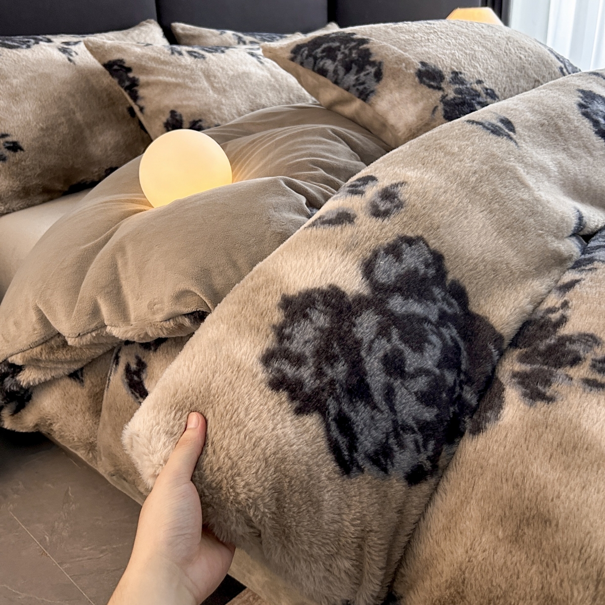 酱子 2025新款美拉德系兔绒印花四件套 墨影墨玫