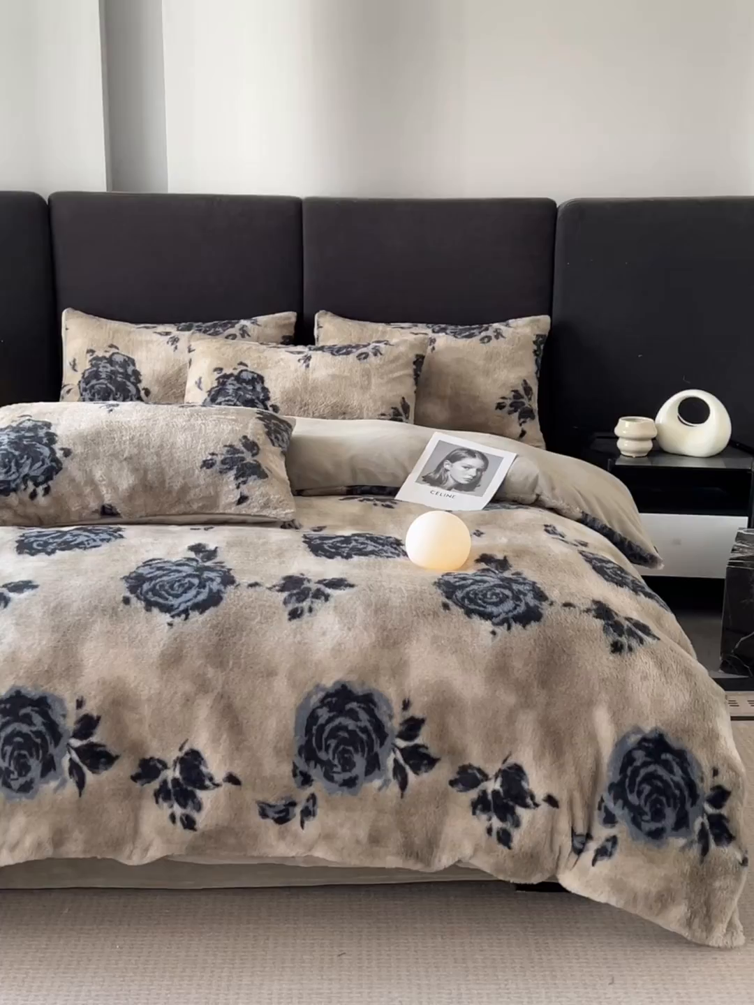 91家纺网 家纺一手货源 找家纺 酱子 2025新款美拉德系兔绒印花四件套 墨影墨玫