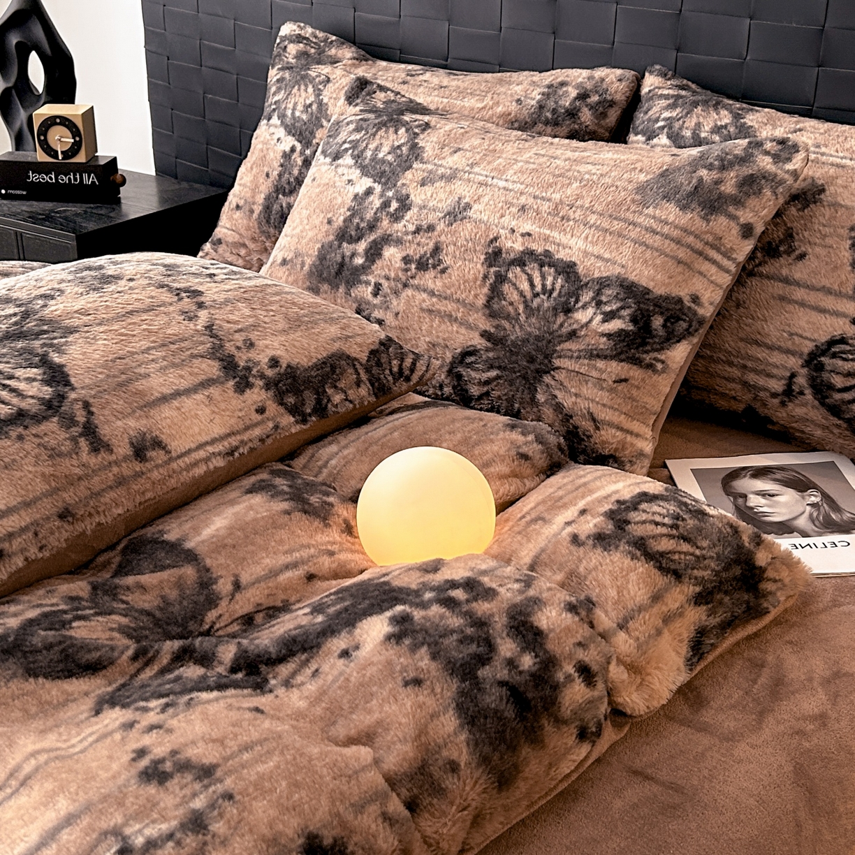 91家纺网 家纺一手货源 找家纺 酱子 2025新款美拉德系兔绒印花四件套 黑影蝶梦