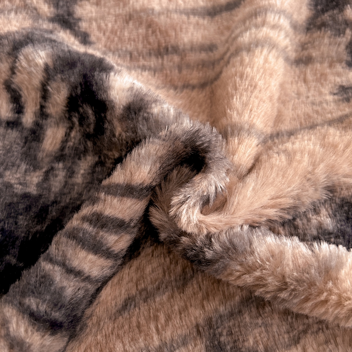 91家纺网 家纺一手货源 找家纺 酱子 2025新款美拉德系兔绒印花四件套 黑影蝶梦