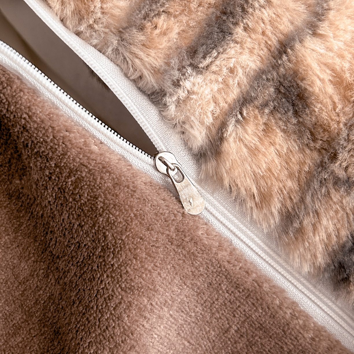 91家纺网 家纺一手货源 找家纺 酱子 2025新款美拉德系兔绒印花四件套 黑影蝶梦