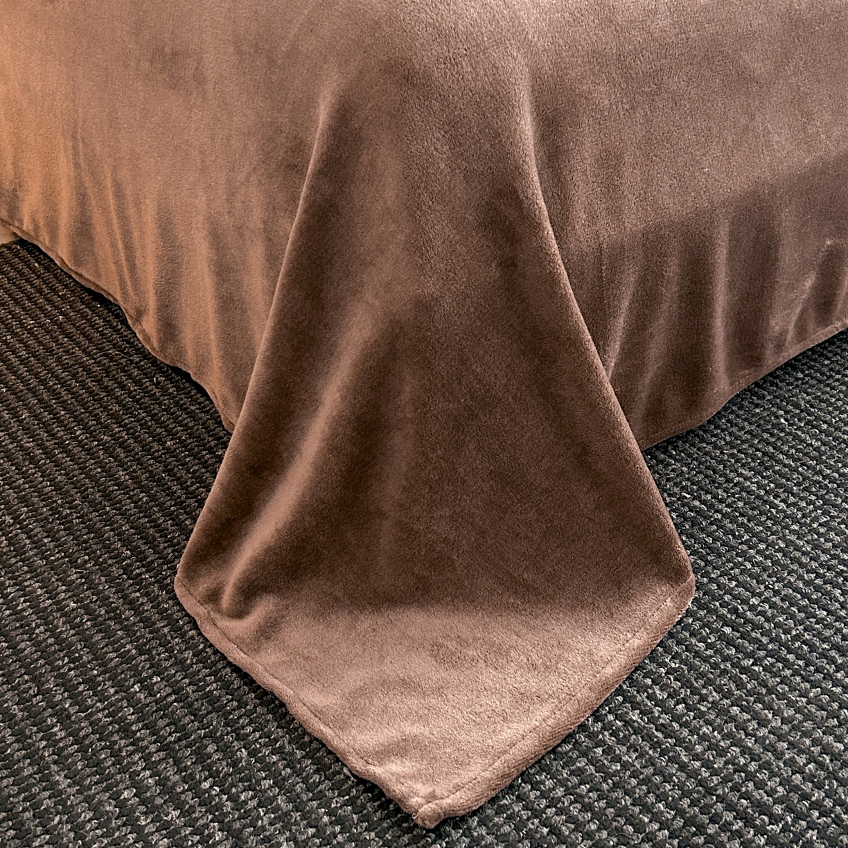 91家纺网 家纺一手货源 找家纺 酱子 2025新款美拉德系兔绒印花四件套 黑影蝶梦