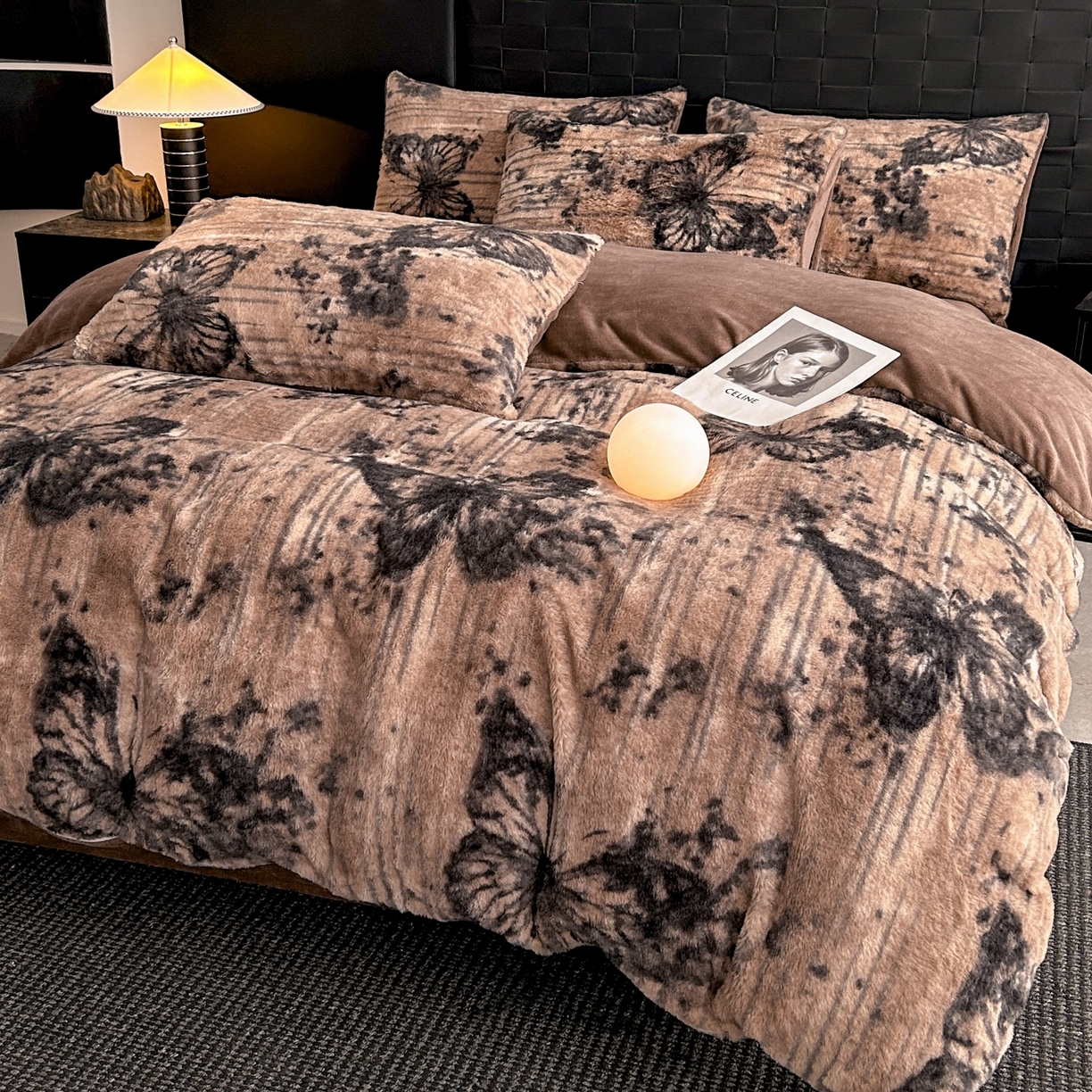 91家纺网 家纺一手货源 找家纺 酱子 2025新款美拉德系兔绒印花四件套 黑影蝶梦