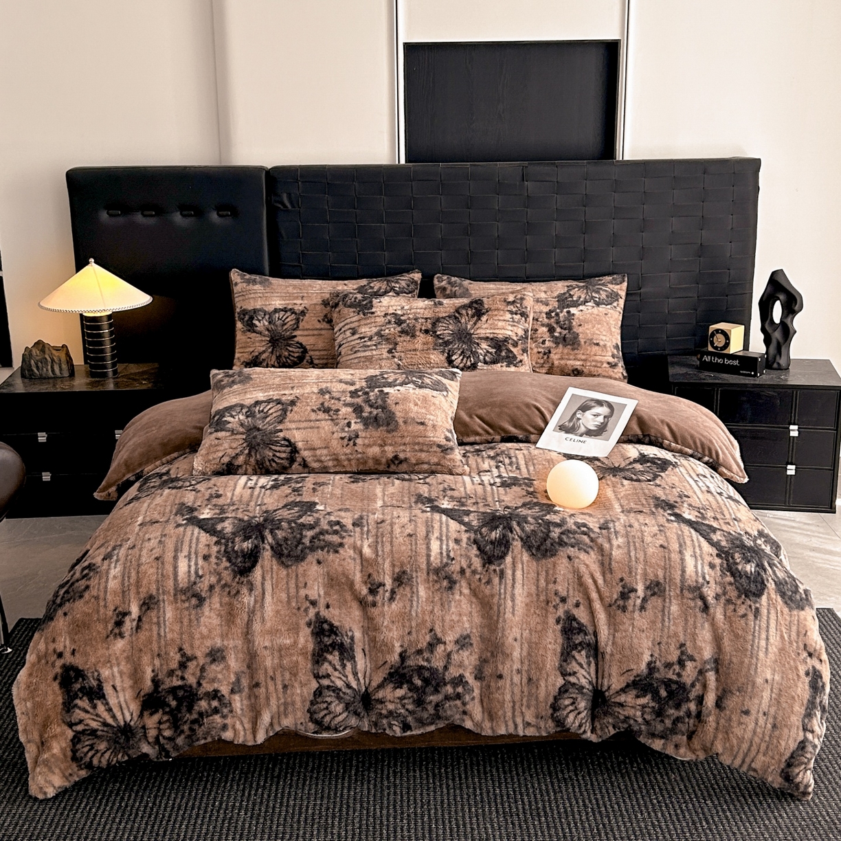 91家纺网 家纺一手货源 找家纺 酱子 2025新款美拉德系兔绒印花四件套 黑影蝶梦