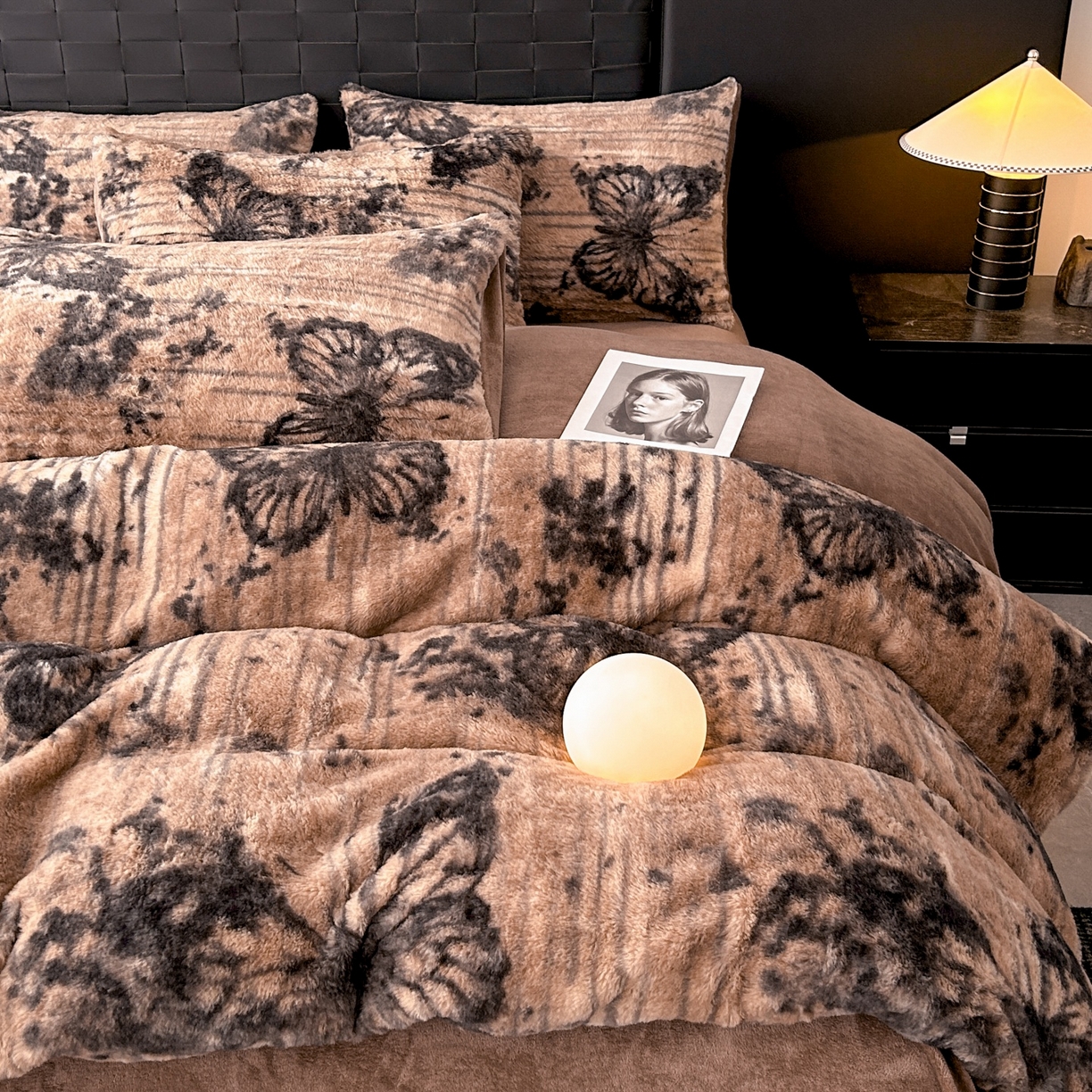 91家纺网 家纺一手货源 找家纺 酱子 2025新款美拉德系兔绒印花四件套 黑影蝶梦