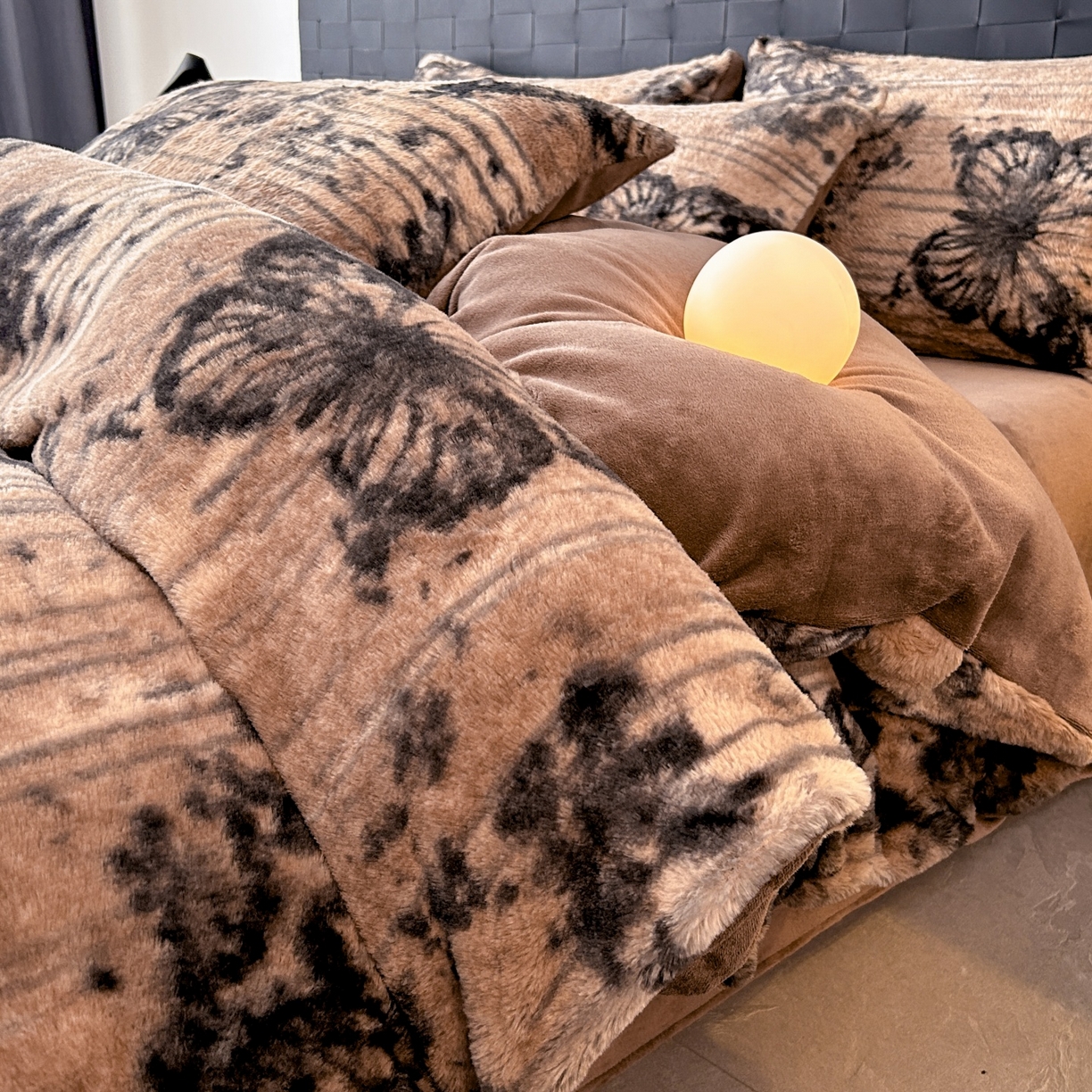 91家纺网 家纺一手货源 找家纺 酱子 2025新款美拉德系兔绒印花四件套 黑影蝶梦