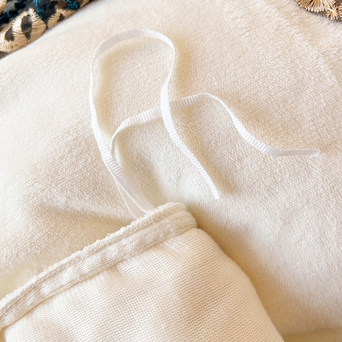 91家纺网 家纺一手货源 找家纺 （总）罗艺轩 2025新款牛奶绒浪漫花边床裙款三件套-暖洋洋