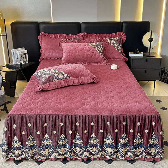 91家纺网 家纺一手货源 找家纺 （总）罗艺轩 2025新款牛奶绒浪漫花边床裙款三件套-暖洋洋