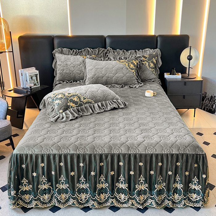 91家纺网 家纺一手货源 找家纺 （总）罗艺轩 2025新款牛奶绒浪漫花边床裙款三件套-暖洋洋