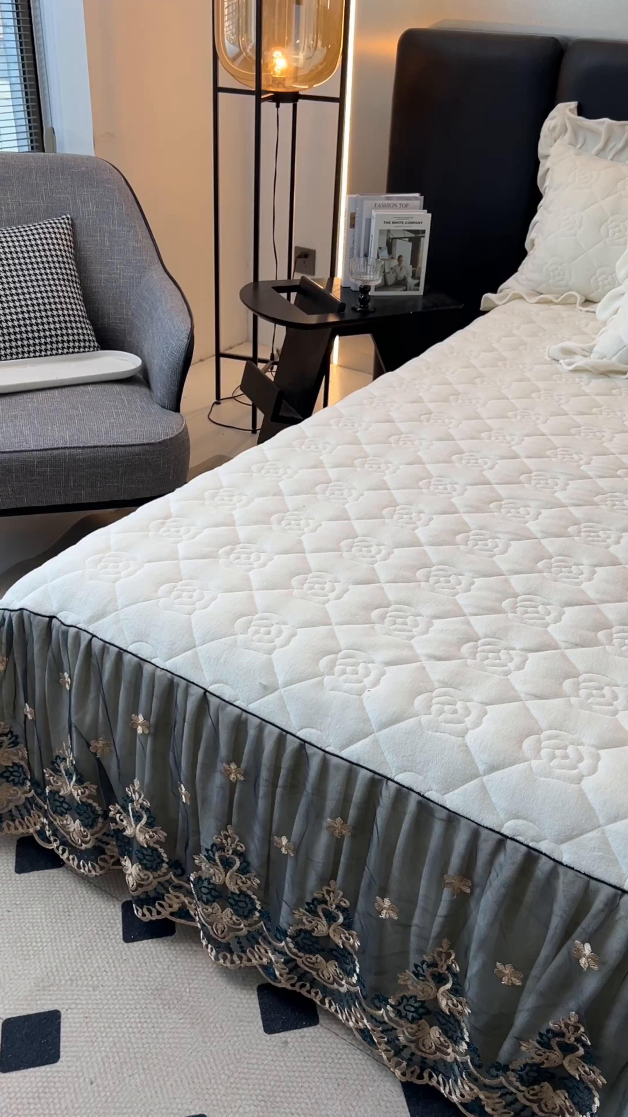 91家纺网 家纺一手货源 找家纺 罗艺轩 2025新款牛奶绒浪漫花边床裙款三件套-暖洋洋 暖洋洋-白