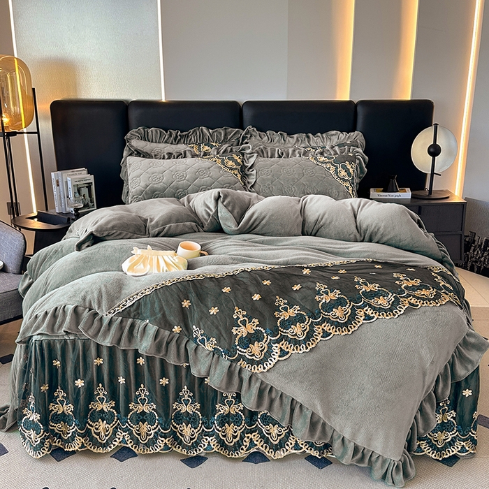 91家纺网 家纺一手货源 找家纺 罗艺轩 2025新款牛奶绒浪漫花边床裙款三件套-暖洋洋 暖洋洋-灰