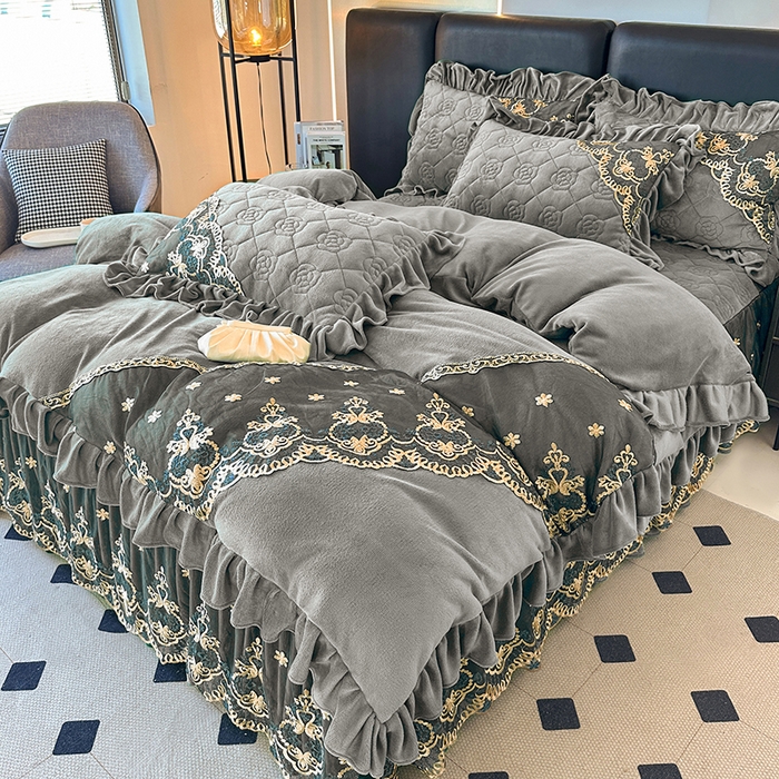 91家纺网 家纺一手货源 找家纺 罗艺轩 2025新款牛奶绒浪漫花边床裙款三件套-暖洋洋 暖洋洋-灰