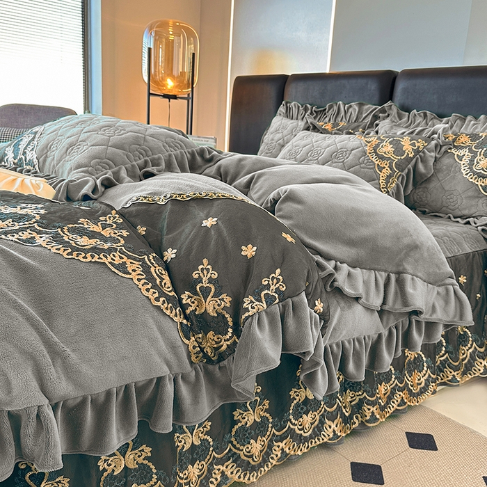 91家纺网 家纺一手货源 找家纺 罗艺轩 2025新款牛奶绒浪漫花边床裙款三件套-暖洋洋 暖洋洋-灰