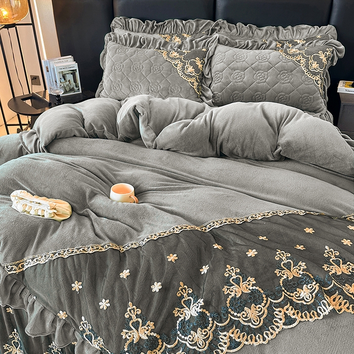 91家纺网 家纺一手货源 找家纺 罗艺轩 2025新款牛奶绒浪漫花边床裙款三件套-暖洋洋 暖洋洋-灰