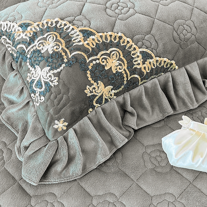 91家纺网 家纺一手货源 找家纺 罗艺轩 2025新款牛奶绒浪漫花边床裙款三件套-暖洋洋 暖洋洋-灰