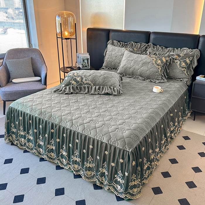 91家纺网 家纺一手货源 找家纺 罗艺轩 2025新款牛奶绒浪漫花边床裙款三件套-暖洋洋 暖洋洋-灰