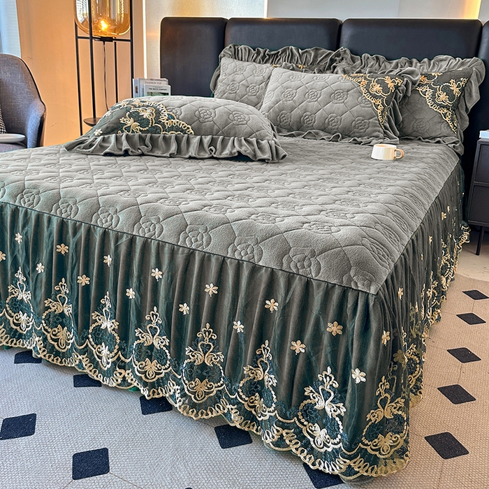 91家纺网 家纺一手货源 找家纺 罗艺轩 2025新款牛奶绒浪漫花边床裙款三件套-暖洋洋 暖洋洋-灰