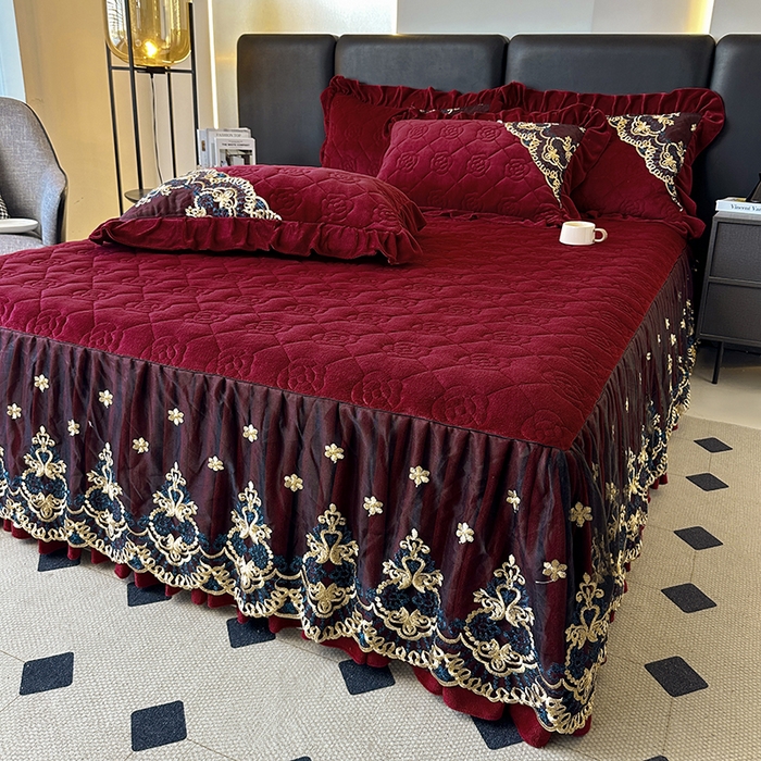 91家纺网 家纺一手货源 找家纺 罗艺轩 2025新款牛奶绒浪漫花边床裙款三件套-暖洋洋 暖洋洋-酒红