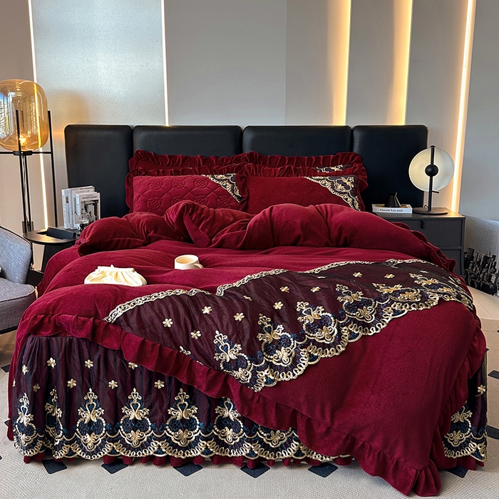 91家纺网 家纺一手货源 找家纺 罗艺轩 2025新款牛奶绒浪漫花边床裙款三件套-暖洋洋 暖洋洋-酒红