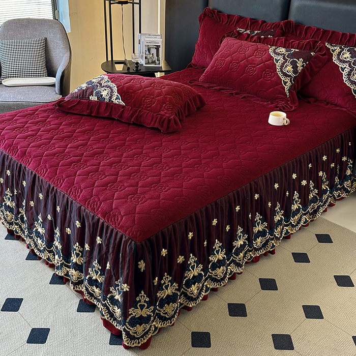 91家纺网 家纺一手货源 找家纺 罗艺轩 2025新款牛奶绒浪漫花边床裙款三件套-暖洋洋 暖洋洋-酒红