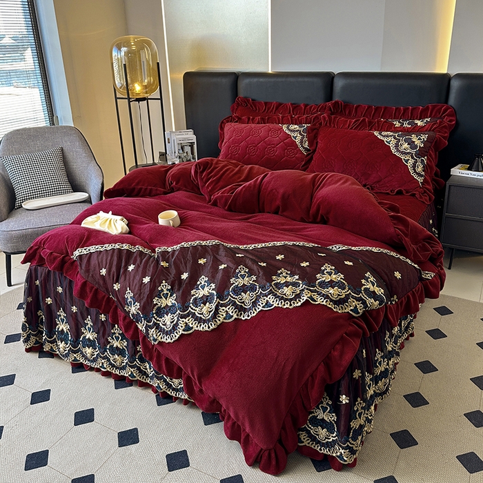 91家纺网 家纺一手货源 找家纺 罗艺轩 2025新款牛奶绒浪漫花边床裙款三件套-暖洋洋 暖洋洋-酒红