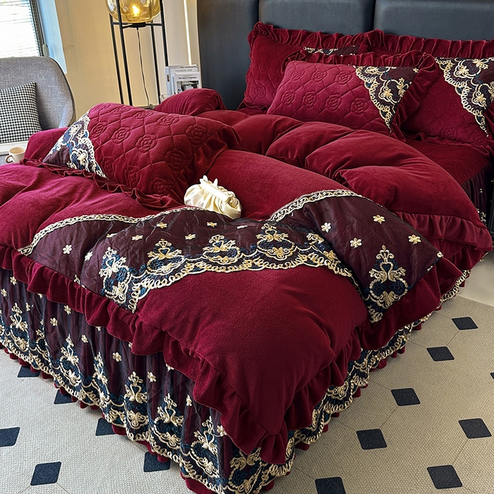 91家纺网 家纺一手货源 找家纺 罗艺轩 2025新款牛奶绒浪漫花边床裙款三件套-暖洋洋 暖洋洋-酒红