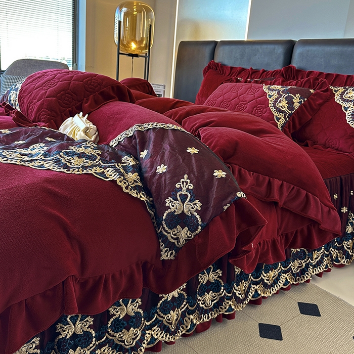 91家纺网 家纺一手货源 找家纺 罗艺轩 2025新款牛奶绒浪漫花边床裙款三件套-暖洋洋 暖洋洋-酒红