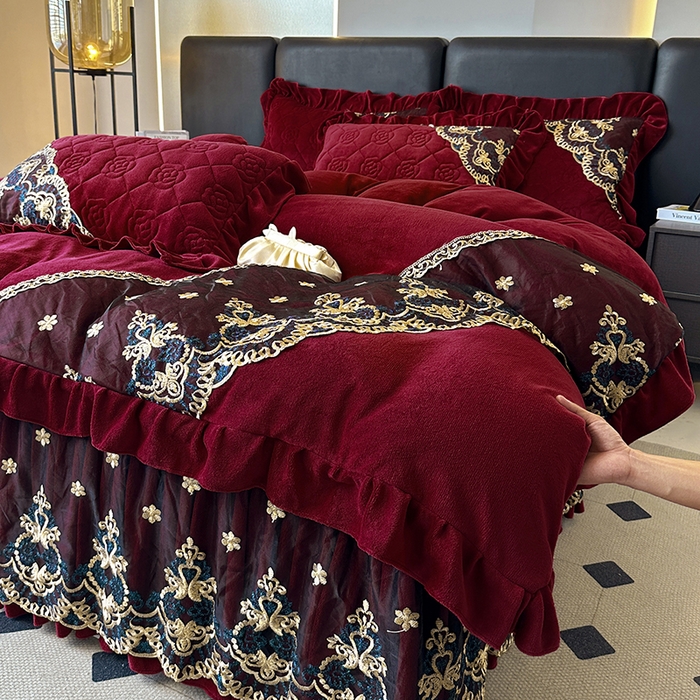 91家纺网 家纺一手货源 找家纺 罗艺轩 2025新款牛奶绒浪漫花边床裙款三件套-暖洋洋 暖洋洋-酒红