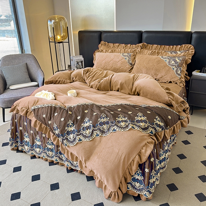 91家纺网 家纺一手货源 找家纺 罗艺轩 2025新款牛奶绒浪漫花边床裙款三件套-暖洋洋 暖洋洋-奶咖