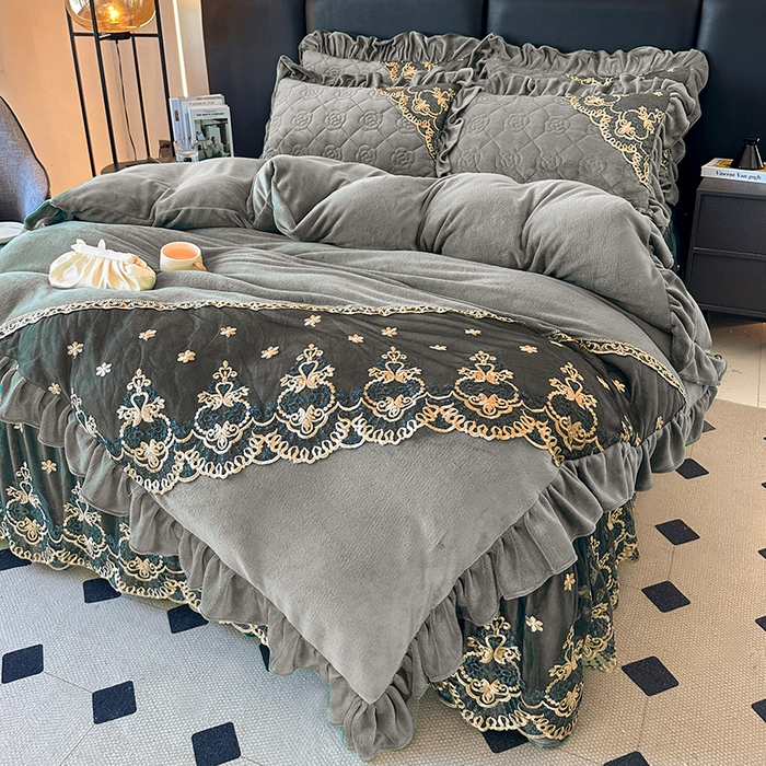 91家纺网 家纺一手货源 找家纺 罗艺轩 2025新款牛奶绒浪漫花边床裙款四件套-暖洋洋（报活动和优惠券后控价99起/控价107起） 暖洋洋-灰