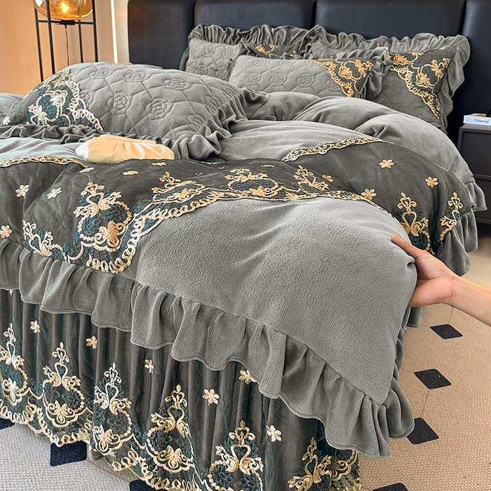 91家纺网 家纺一手货源 找家纺 罗艺轩 2025新款牛奶绒浪漫花边床裙款四件套-暖洋洋（报活动和优惠券后控价99起/控价107起） 暖洋洋-灰