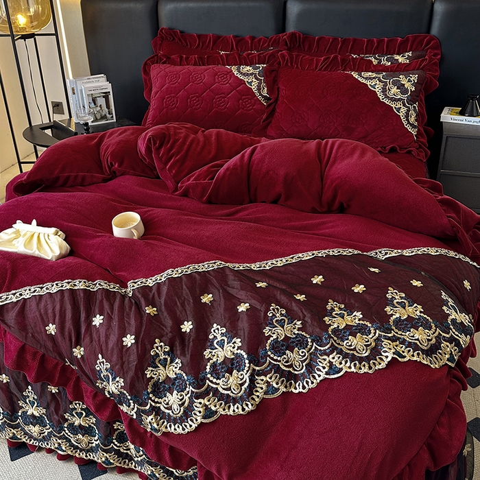 91家纺网 家纺一手货源 找家纺 罗艺轩 2025新款牛奶绒浪漫花边床裙款四件套-暖洋洋（报活动和优惠券后控价99起/控价107起） 暖洋洋-酒红