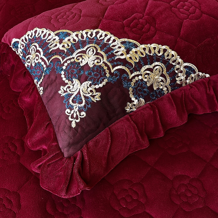 91家纺网 家纺一手货源 找家纺 罗艺轩 2025新款牛奶绒浪漫花边床裙款四件套-暖洋洋（报活动和优惠券后控价99起/控价107起） 暖洋洋-酒红