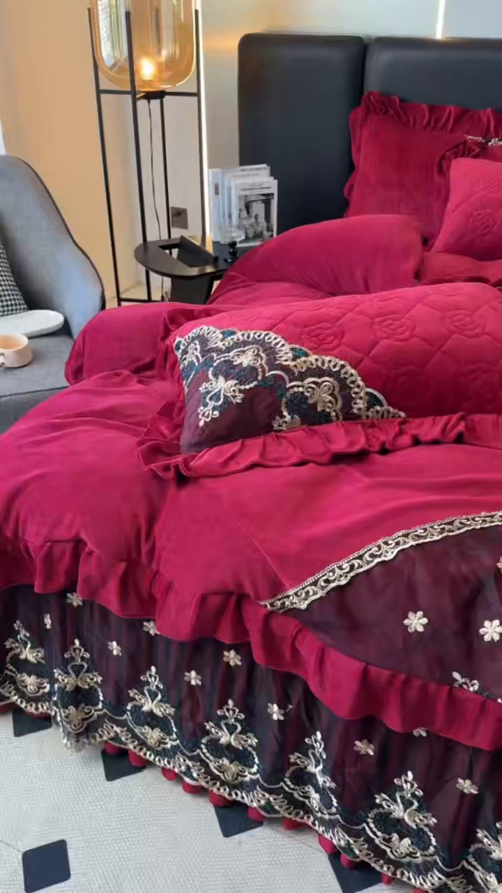 91家纺网 家纺一手货源 找家纺 罗艺轩 2025新款牛奶绒浪漫花边床裙款四件套-暖洋洋（报活动和优惠券后控价99起/控价107起） 暖洋洋-酒红