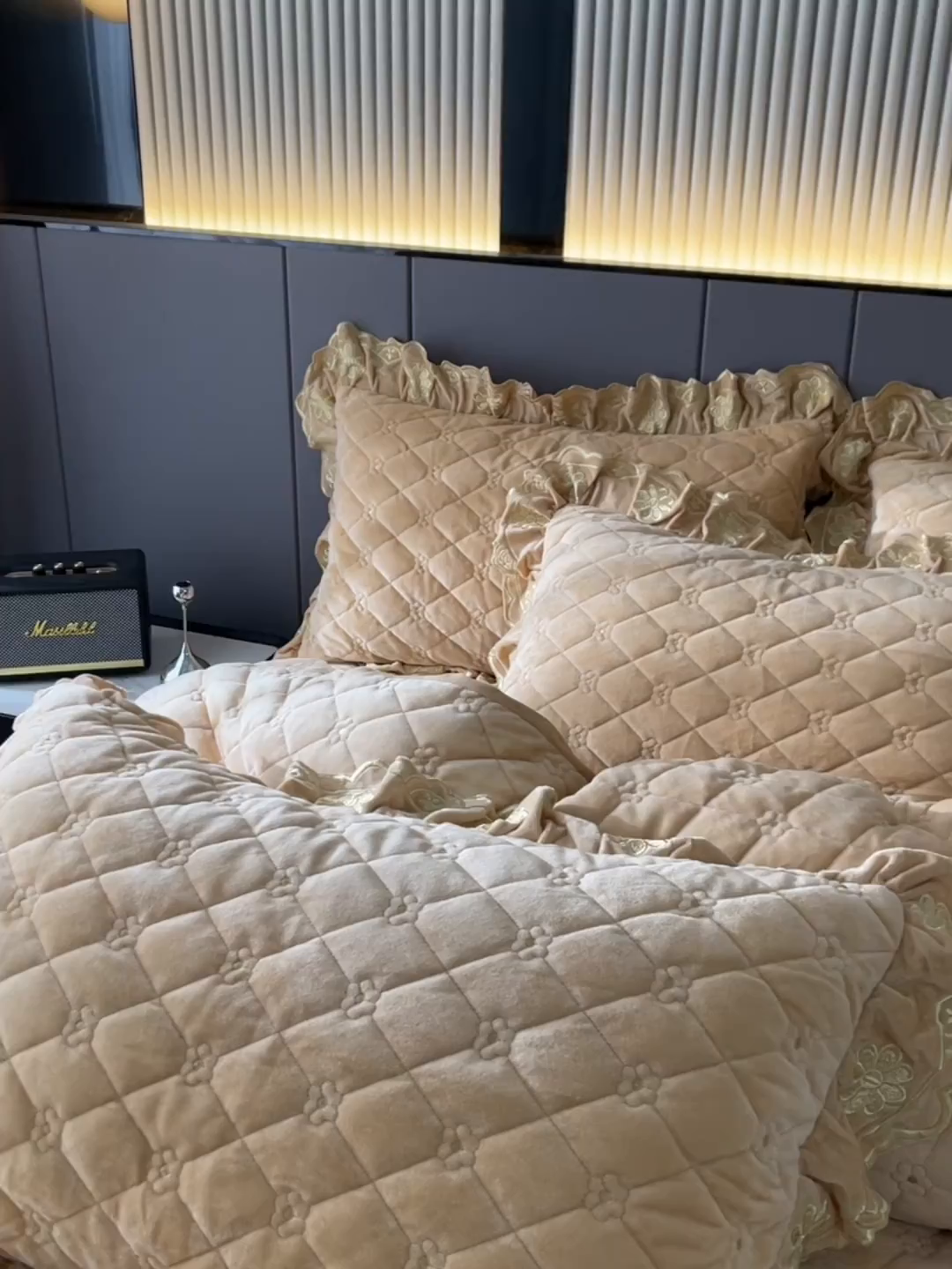 91家纺网 家纺一手货源 找家纺 罗艺轩 2025新款牛奶绒浪漫花边床裙款四件套-暖洋洋（报活动和优惠券后控价99起/控价107起） 暖洋洋-奶咖