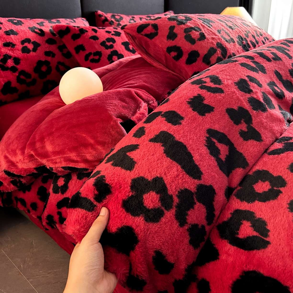 91家纺网 家纺一手货源 找家纺 蓝极人 2025新款美拉德系兔绒兔毛绒兔兔绒印花四件套 红豹芷影