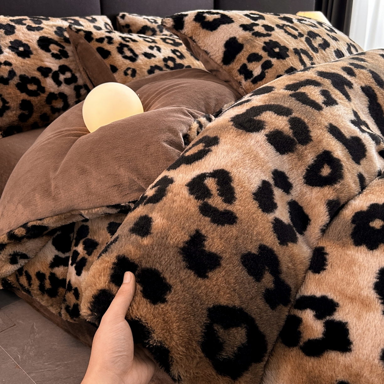 91家纺网 家纺一手货源 找家纺 酱子 2025新款美拉德系兔绒印花四件套 墨斑幻花